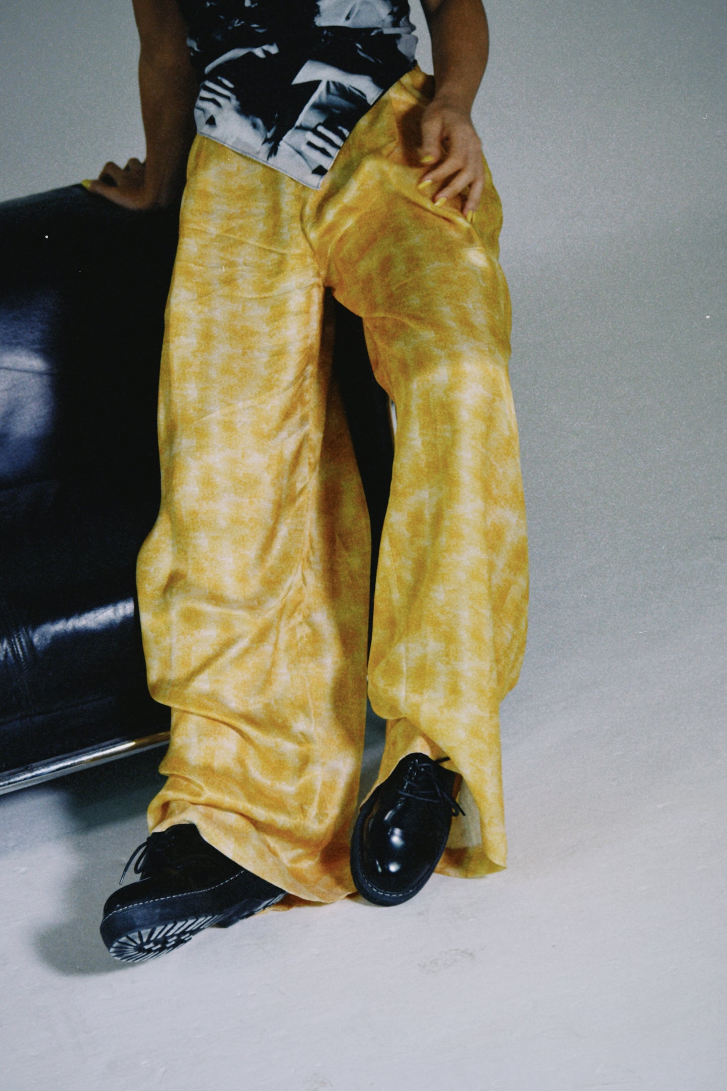 Abrazos Gold Pleated woman pants